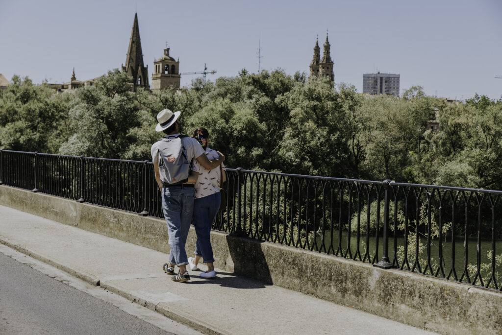 Pareja en el puente de piedra