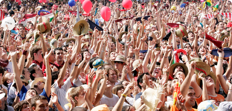 Mucha gente celebrando las fiestas