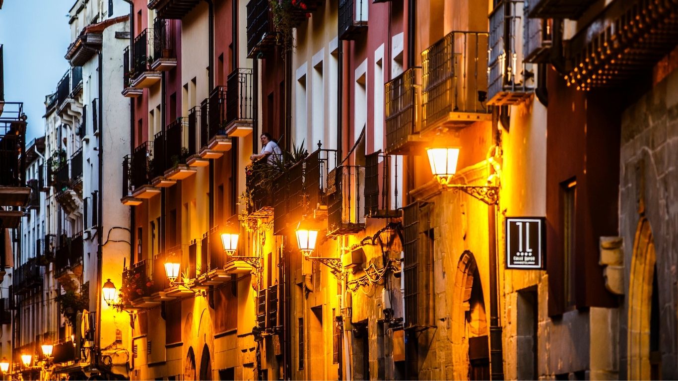 Calle Portales de noche iluminada por las farolas