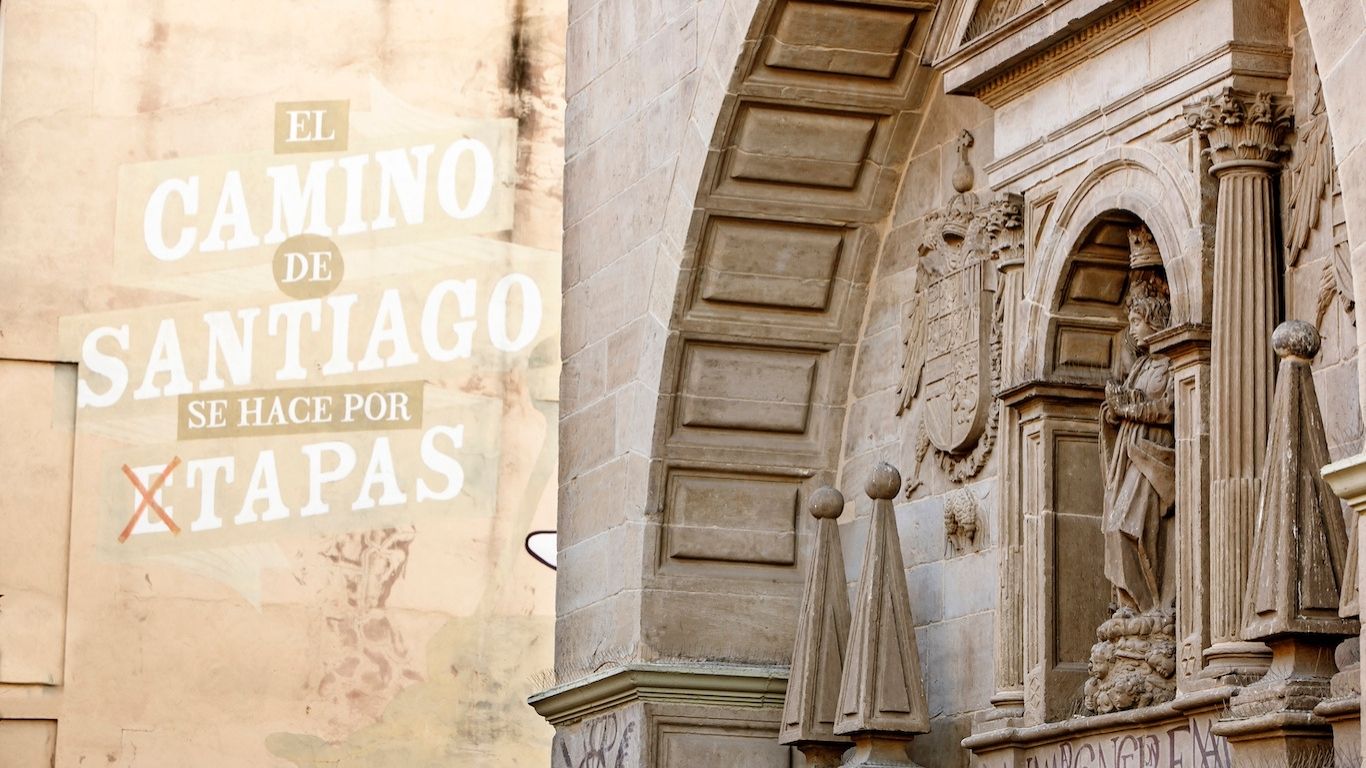 Parte de la fachada de la Iglesia Santiago El Real