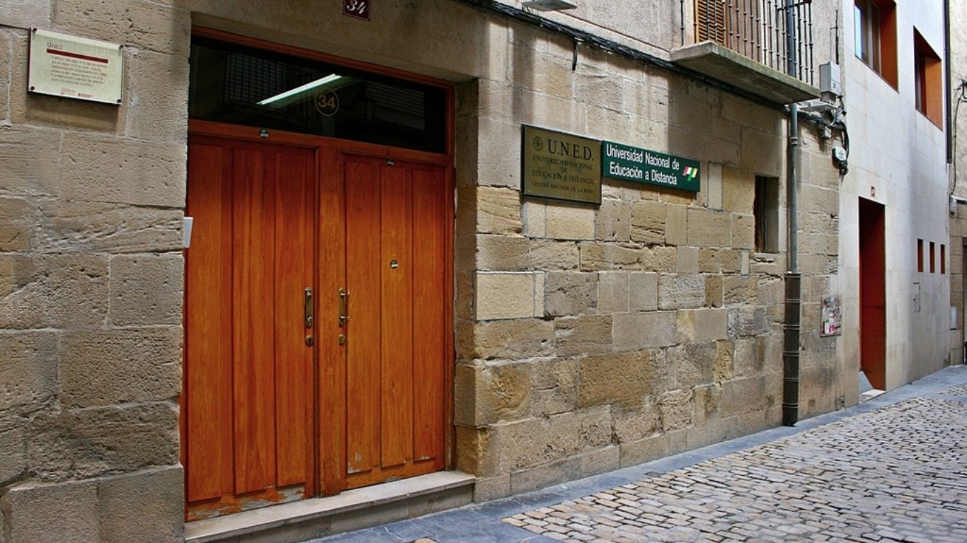 Entrada del Centro UNED La Rioja