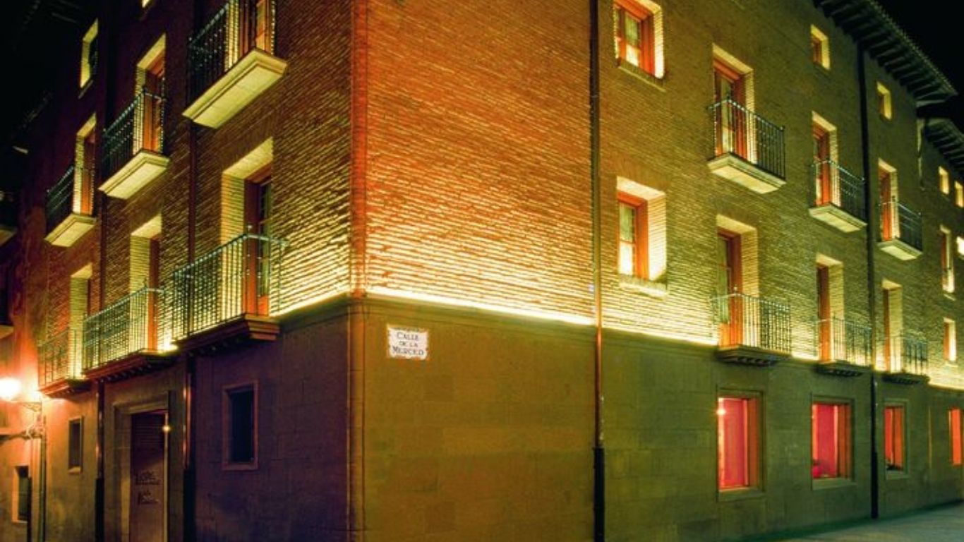 Fachada de noche de la Fundación Caja Rioja La Merced