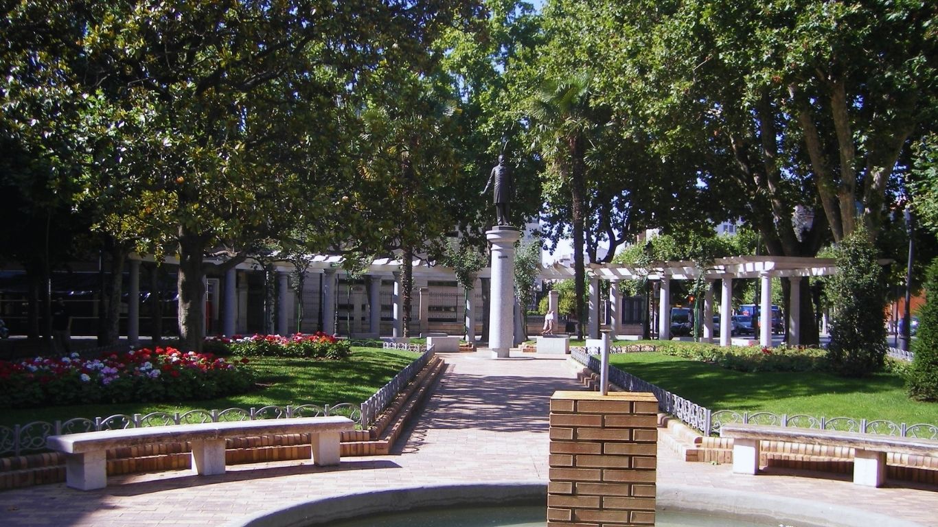 Plaza con estatua del Doctor Zubía