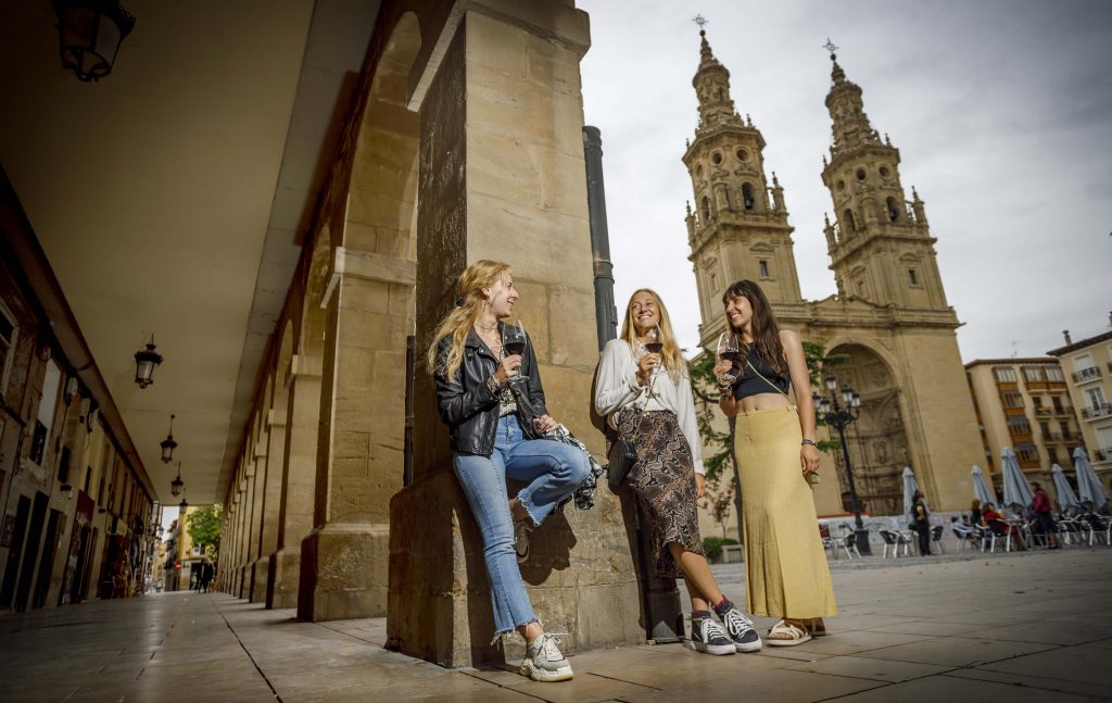 Chicas tomando un vino en el casco antiguo de Logroño