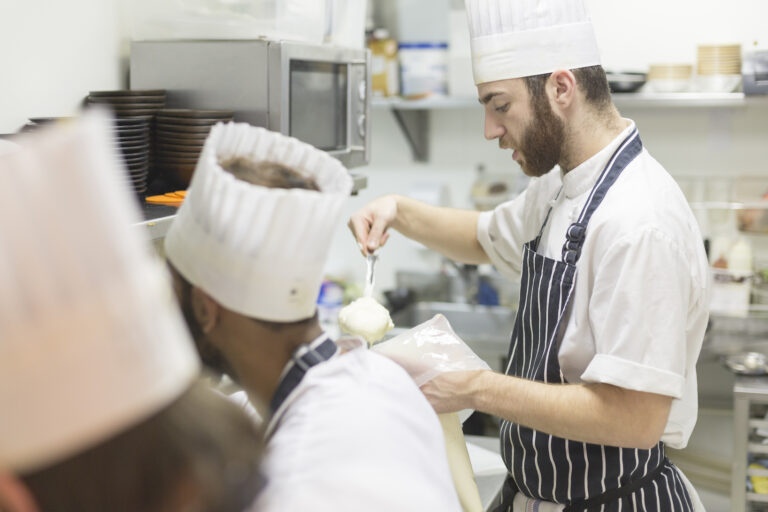 Cocineros del restaurante Tondeluna en Logroño