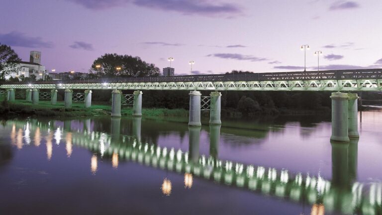 Puente de hierro anocheciendo