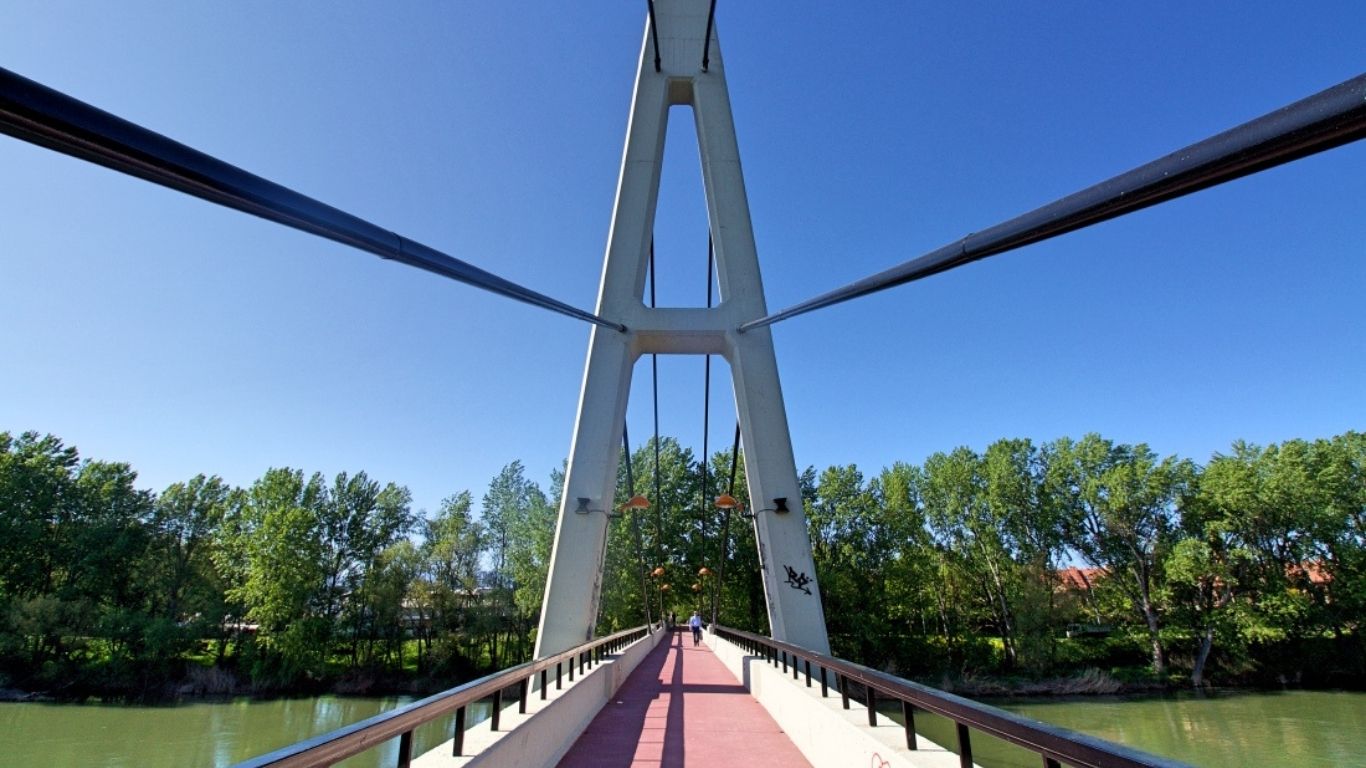 Puente peatonal sobre el río Ebro