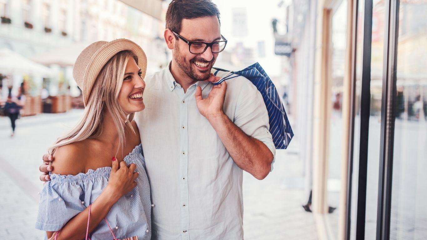 Pareja en el Paseo de las Cien Tiendas