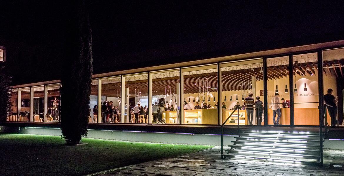 Fachada de las Bodegas Ontañón de noche