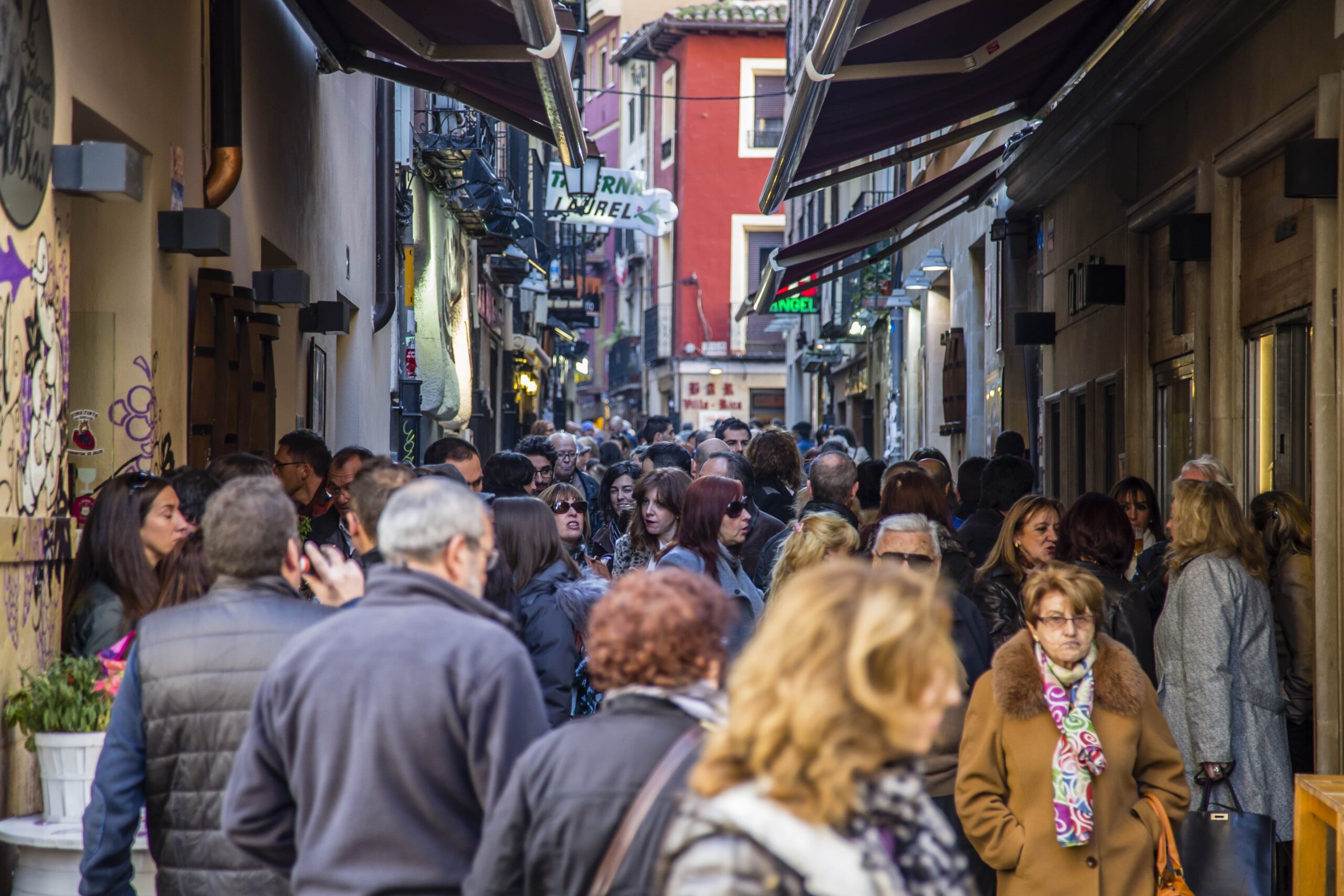 Gente paseando por la Calle Laurel