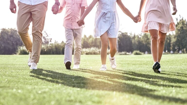 Familia paseado por Logroño