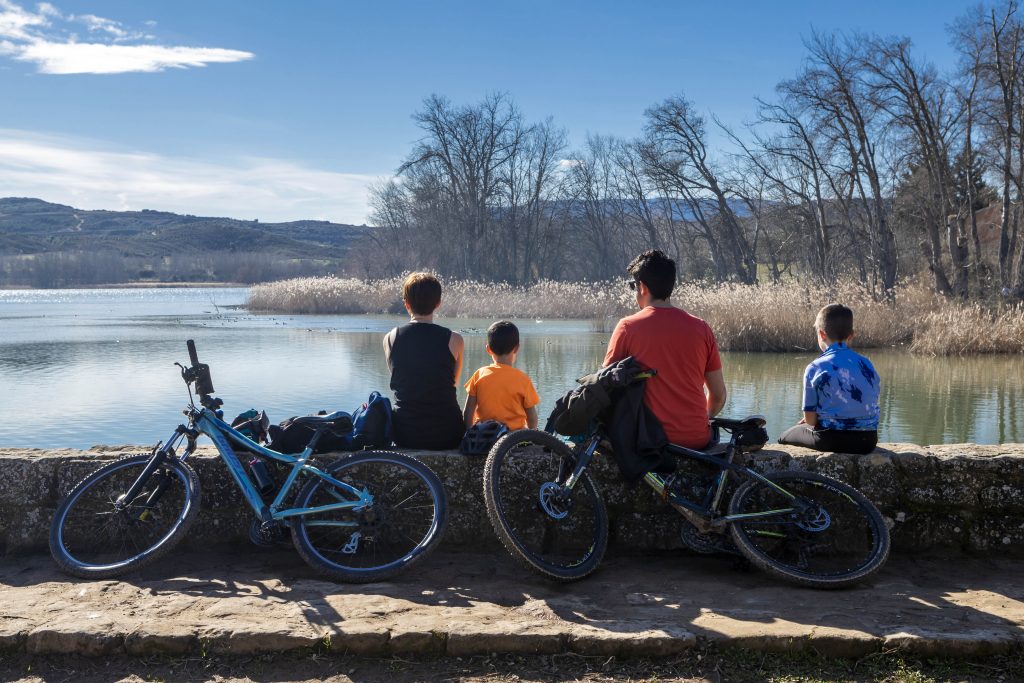 Familia sentados con sus bicicletas al lado